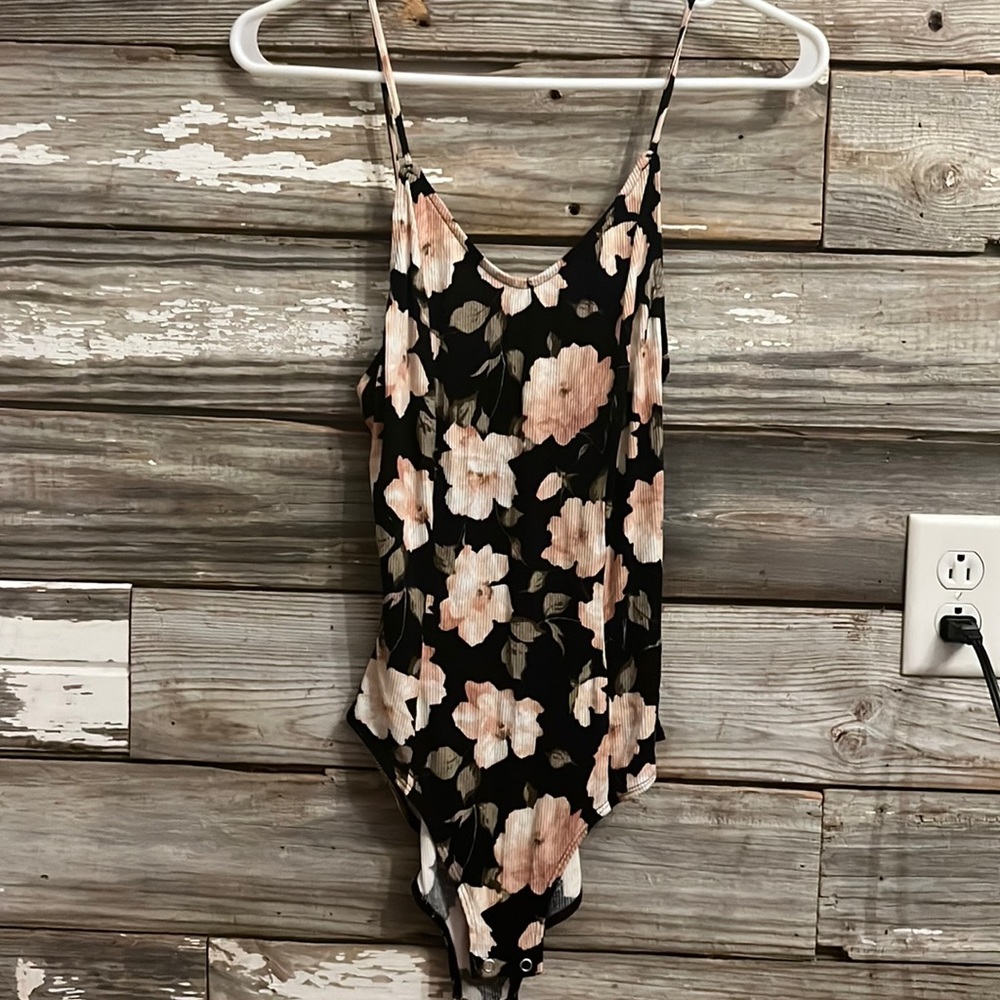 Floral body suit American Eagle lace up back soft and sexy line